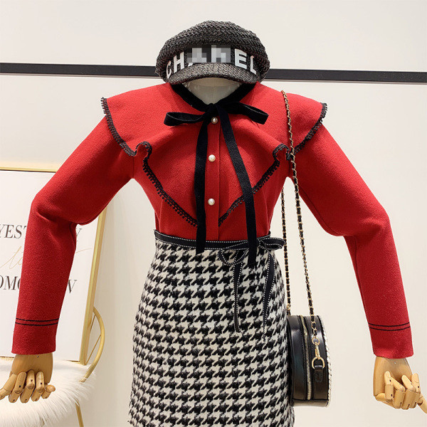 Női pulóver gallérján szalaggal, piros, fekete és fehér gyöngyökkel