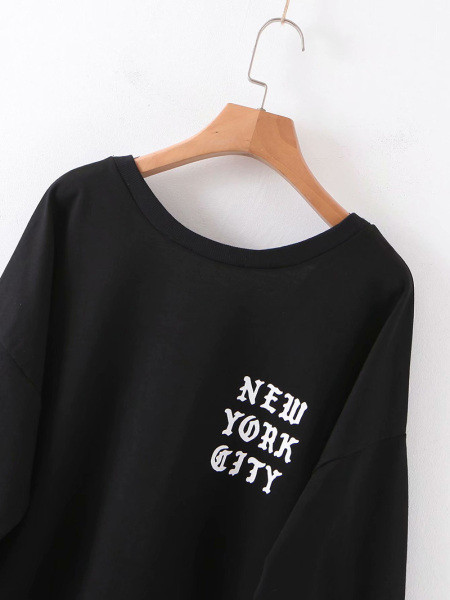 Modern női blúz feliratokkal, csupasz háttal, fekete nyakkendővel