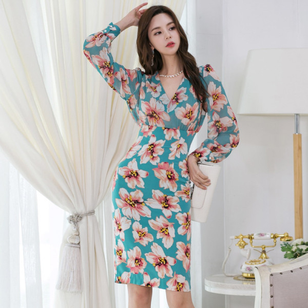 Aktuális női ruha spitz nyakkivágással, hosszú ujjal és virágmintával