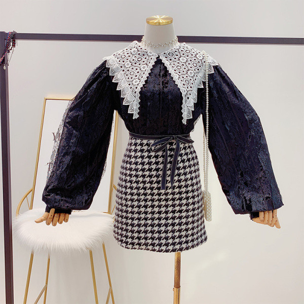 Cămașă de damă din catifea cu guler din dantelă în negru, alb și bej