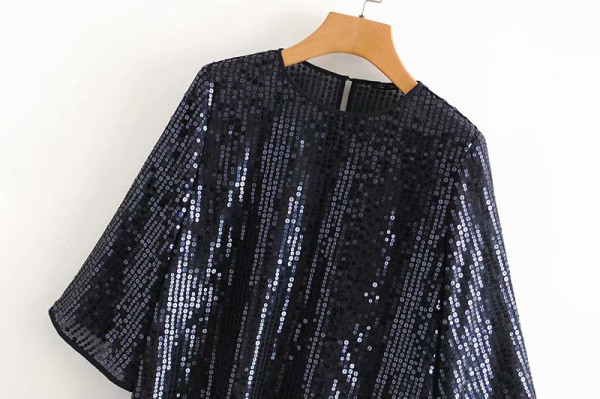 Rövid, széles blúz 3/4 ujjal, fekete és szürke színben, flitterekkel