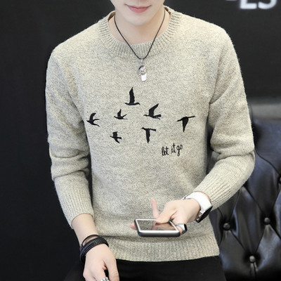 Barna, fekete és bézs színű férfi pulóver hímzéssel és kerek nyakkivágással