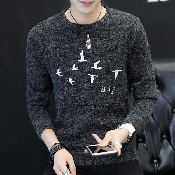 Barna, fekete és bézs színű férfi pulóver hímzéssel és kerek nyakkivágással