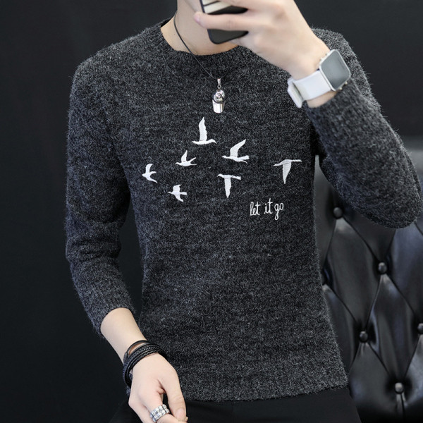 Barna, fekete és bézs színű férfi pulóver hímzéssel és kerek nyakkivágással