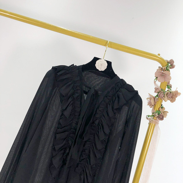 Cămașă largă de damă cu decolteu în V și bucle în negru