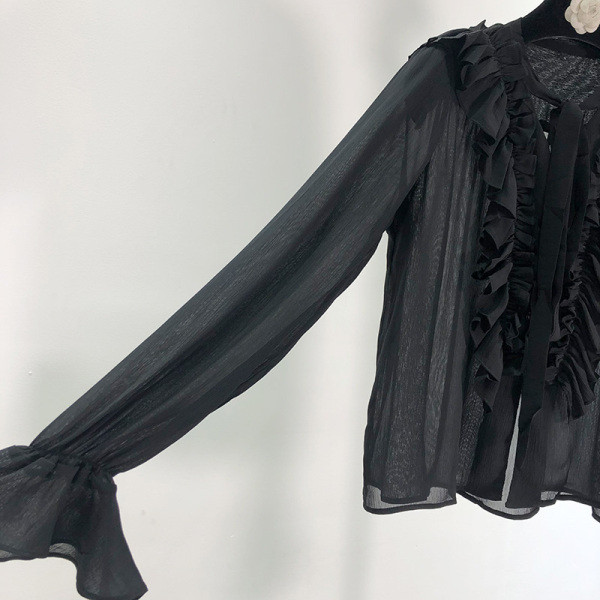 Cămașă largă de damă cu decolteu în V și bucle în negru