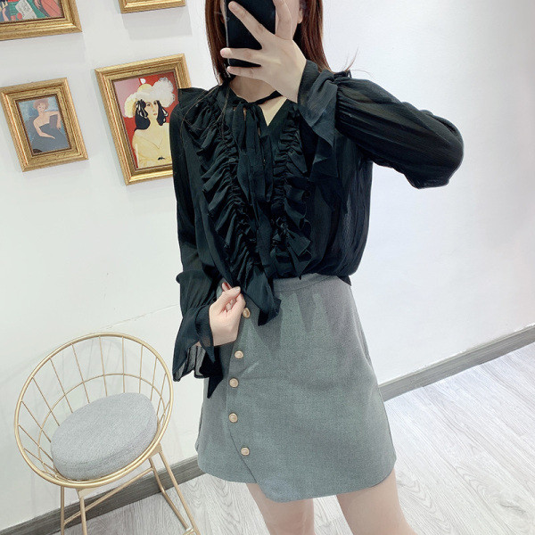 Cămașă largă de damă cu decolteu în V și bucle în negru