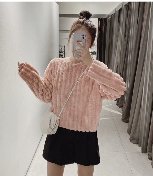 Pulover cu puf scurt in negru si roz model lat