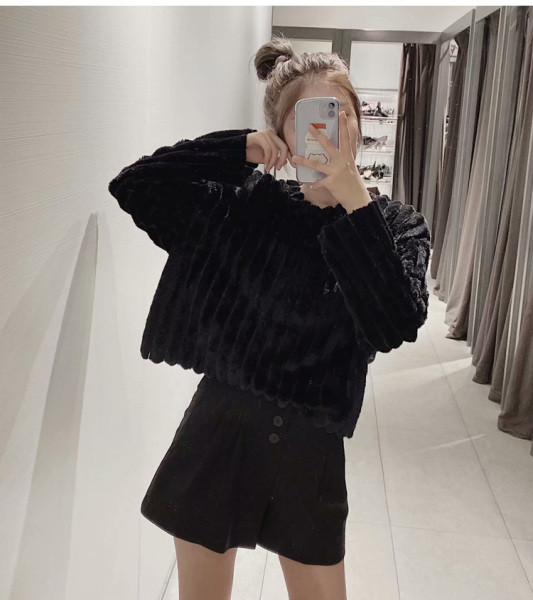 Pulover cu puf scurt in negru si roz model lat