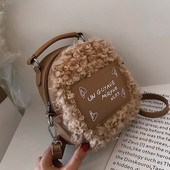 Modern női plüss hátizsák barna, fekete, fehér és zöld felirattal