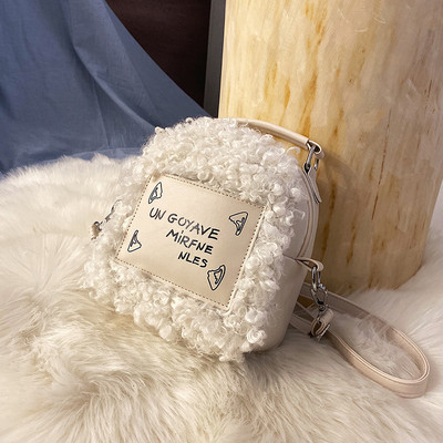 Modern női plüss hátizsák barna, fekete, fehér és zöld felirattal