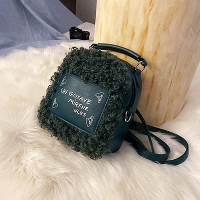 Modern női plüss hátizsák barna, fekete, fehér és zöld felirattal