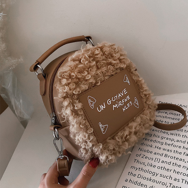 Modern női plüss hátizsák barna, fekete, fehér és zöld felirattal