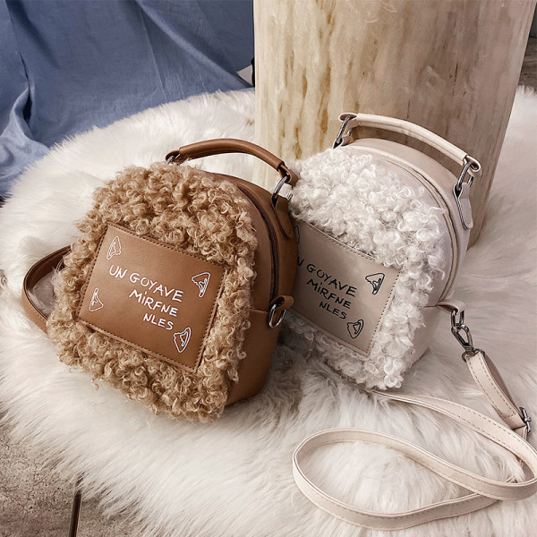 Modern női plüss hátizsák barna, fekete, fehér és zöld felirattal