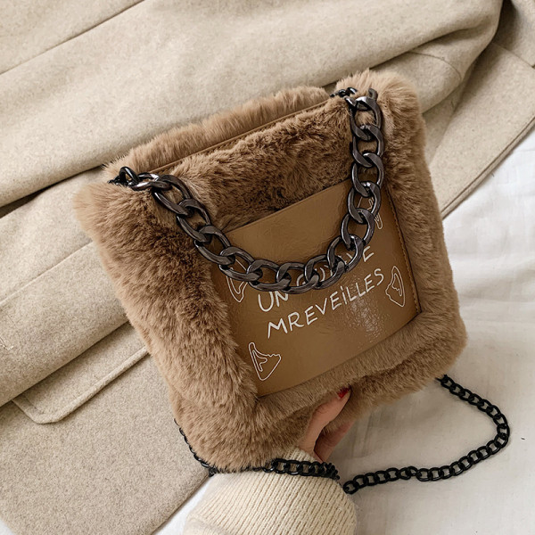 Női pehely szögletes táska fehér, fekete és barna lánccal