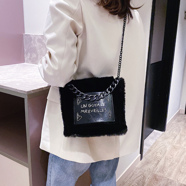 Női pehely szögletes táska fehér, fekete és barna lánccal