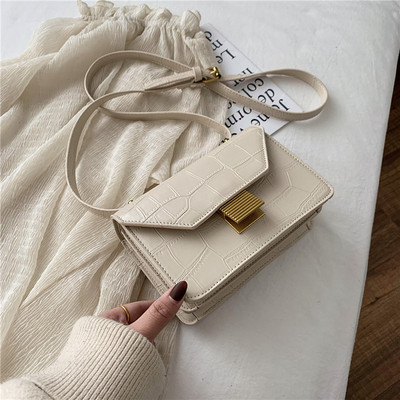 Eko bőrből készült stílusos női táska fém rögzítéssel és hosszú füllel