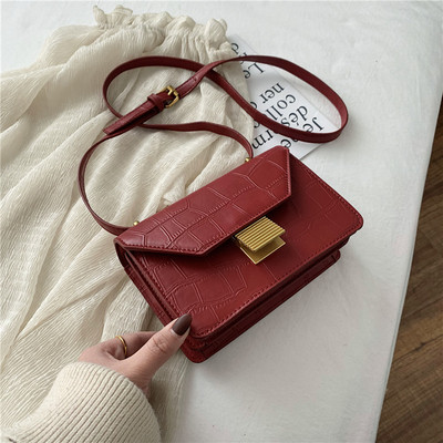 Eko bőrből készült stílusos női táska fém rögzítéssel és hosszú füllel