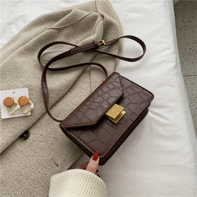 Eko bőrből készült stílusos női táska fém rögzítéssel és hosszú füllel