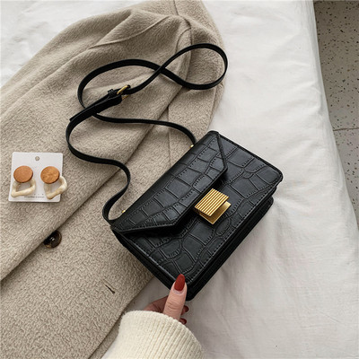 Eko bőrből készült stílusos női táska fém rögzítéssel és hosszú füllel