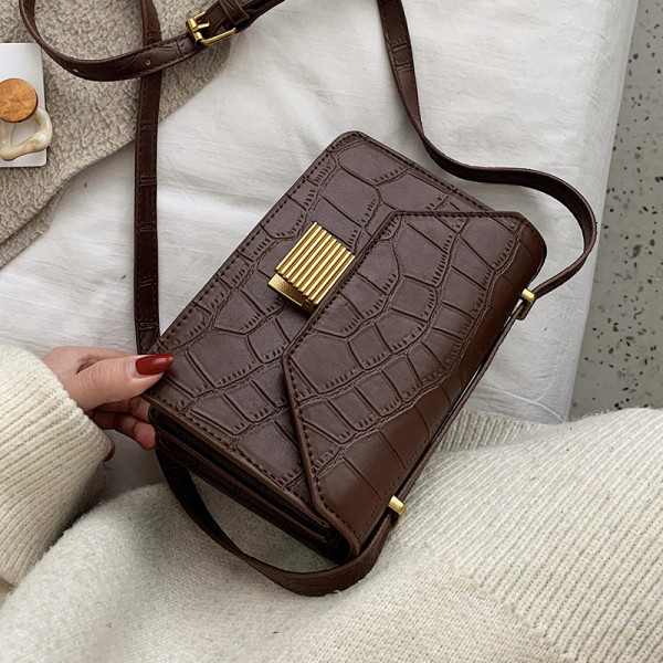 Eko bőrből készült stílusos női táska fém rögzítéssel és hosszú füllel