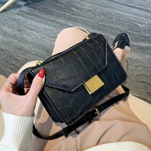 Eko bőrből készült stílusos női táska fém rögzítéssel és hosszú füllel