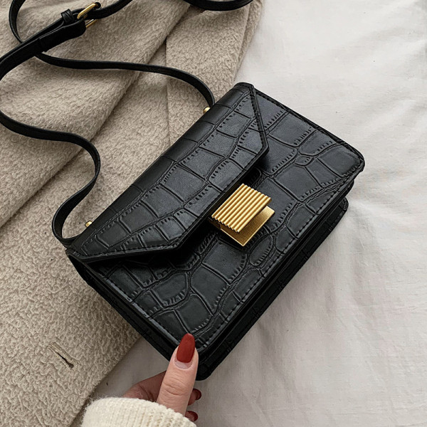 Eko bőrből készült stílusos női táska fém rögzítéssel és hosszú füllel