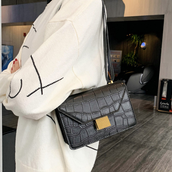 Eko bőrből készült stílusos női táska fém rögzítéssel és hosszú füllel