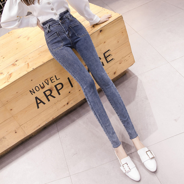 Női farmer Karcsú kék színű modell, magas derékkal és zsebekkel