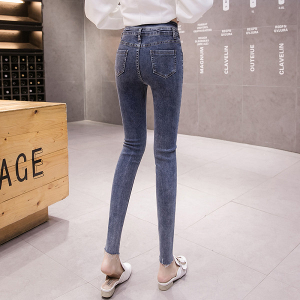 Női farmer Karcsú kék színű modell, magas derékkal és zsebekkel