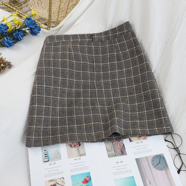 Fusta dama in carouri cu nasture in gri si maro