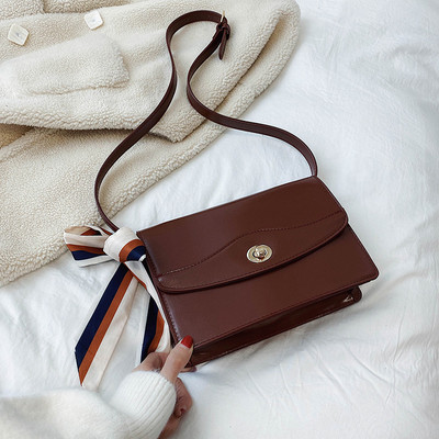 Modern női táska szalaggal és hosszú füllel barna, fekete, kék és bordó színben