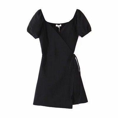 Rövid aszimmetrikus ruha V-nyakkal és derékkötővel, fekete színben