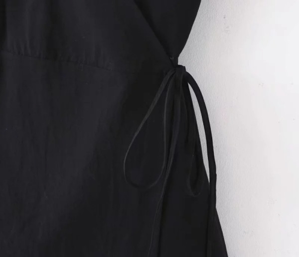 Rövid aszimmetrikus ruha V-nyakkal és derékkötővel, fekete színben