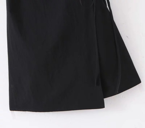 Rövid aszimmetrikus ruha V-nyakkal és derékkötővel, fekete színben