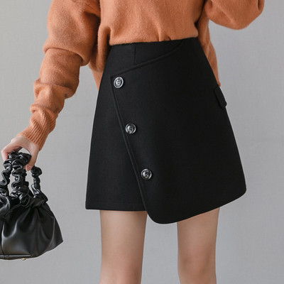 Rövid, aszimmetrikus női szoknya bézs és fekete színben, gombokkal