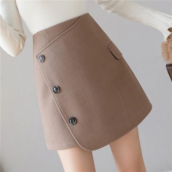 Rövid, aszimmetrikus női szoknya bézs és fekete színben, gombokkal