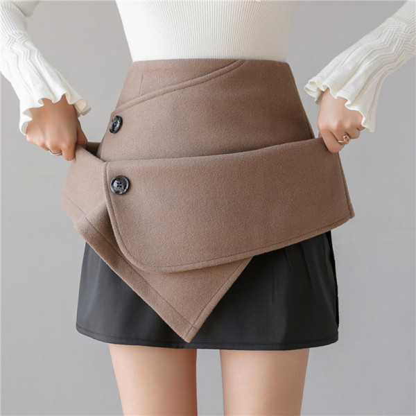 Rövid, aszimmetrikus női szoknya bézs és fekete színben, gombokkal