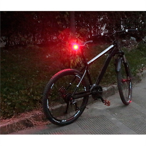 2 az 1-ben Vízálló hátsó lámpa + kerékpárriasztó távirányítós töltéssel USB-n keresztül fekete színben
