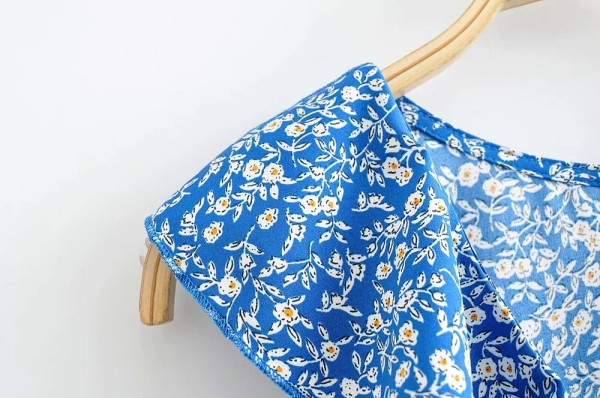 Új modellű női rövid jumpsuit pánttal és övvel, kék és virágmintás színben