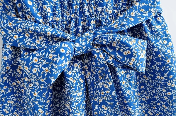 Új modellű női rövid jumpsuit pánttal és övvel, kék és virágmintás színben