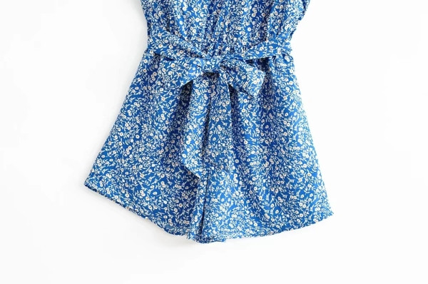 Új modellű női rövid jumpsuit pánttal és övvel, kék és virágmintás színben