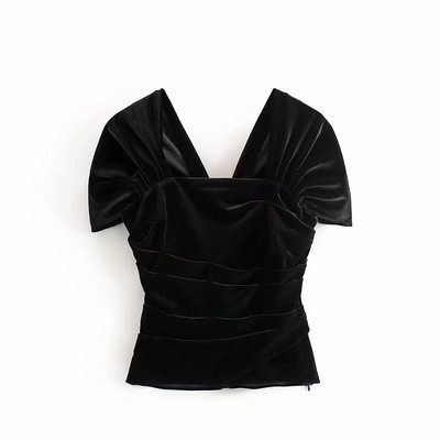 Къса вталена блуза от кадифе в черен цвят с квадратно деколте и къс ръкав