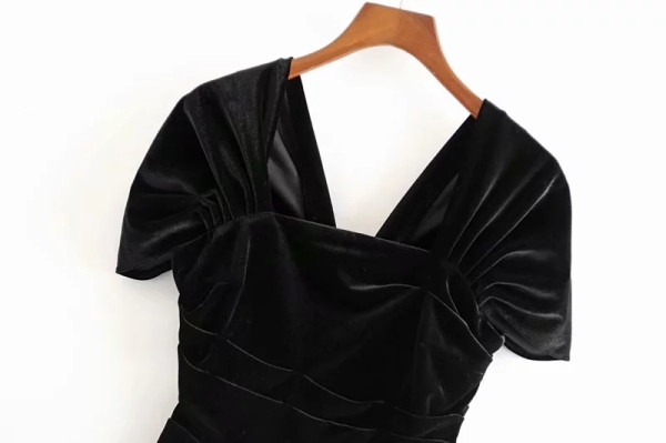 Rövid, testhezálló bársony blúz fekete színben, négyzet alakú nyakkivágással és rövid ujjakkal