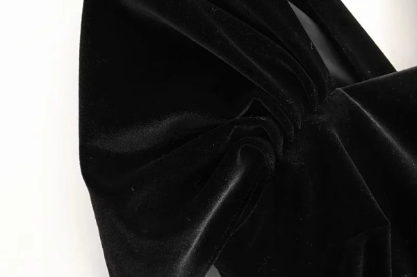 Rövid, testhezálló bársony blúz fekete színben, négyzet alakú nyakkivágással és rövid ujjakkal