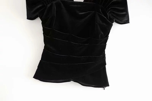 Rövid, testhezálló bársony blúz fekete színben, négyzet alakú nyakkivágással és rövid ujjakkal