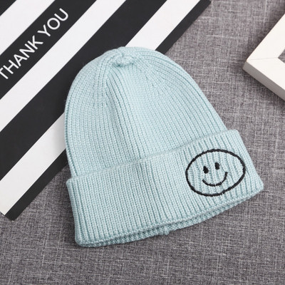 Palarie de iarna de dama cu broderie in roz, mov, galben, verde, negru si albastru