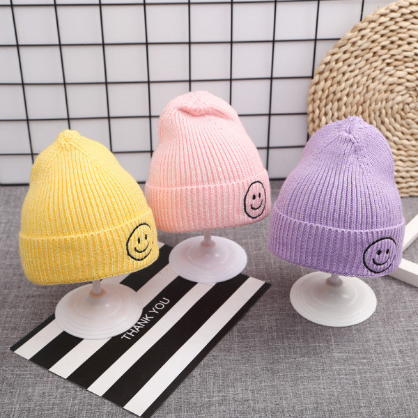 Palarie de iarna de dama cu broderie in roz, mov, galben, verde, negru si albastru