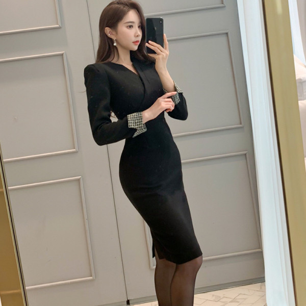 Új modell női ruha hosszú ujjal és spitz nyakkivágással, fekete színben