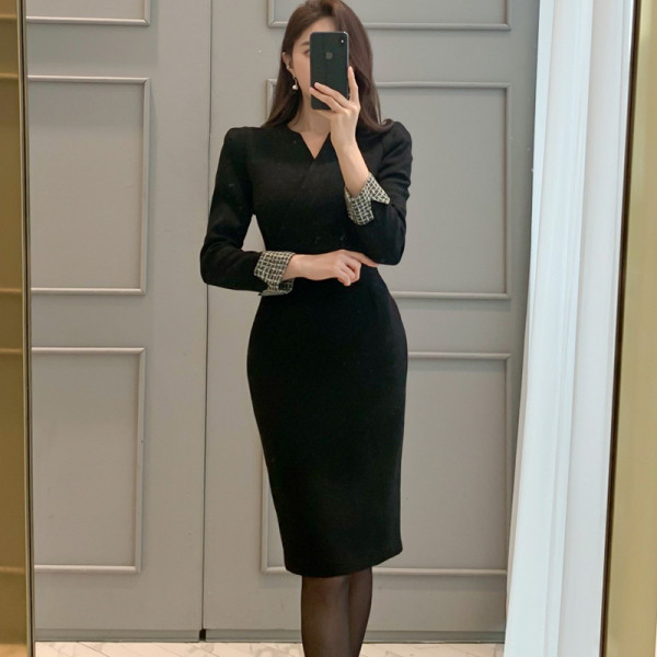 Új modell női ruha hosszú ujjal és spitz nyakkivágással, fekete színben